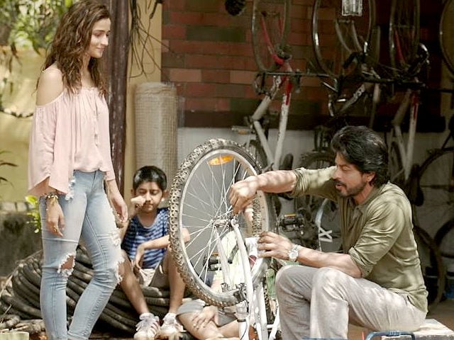 Dear Zindagi Take 2: Shah Rukh Khan Recycles Alia Bhatt's Not-So-Good Jokes