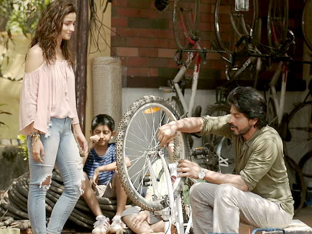 <i>Dear Zindagi</i> Take 2: Shah Rukh Khan Recycles Alia Bhatt's Not-So-Good Jokes