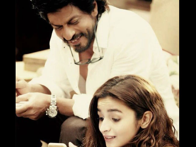 <i>Dear Zindagi</i> First Look: Shah Rukh Khan, Alia Bhatt Drive Your Blues Away