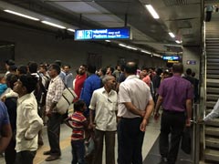 तकनीकी खराबी के कारण ब्लू लाइन मेट्रो में रुकावट से यात्री हुए बेहाल