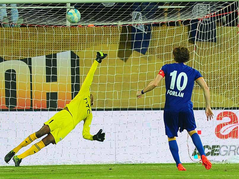 ISL 2016: Diego Forlan Penalty Hands Mumbai City Victory vs NorthEast United