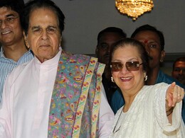 जब टूटा फ्रिज देख सायरा बानो की आंखों में आ गए आंसू, दिलीप कुमार का था ये रिएक्शन जब टूटा फ्रिज देख सायरा बानो की आंखों में आ गए आंसू, दिलीप कुमार का था ये रिएक्शन