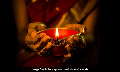 एक छोटी कहानी: लक्ष्‍मी खोलियों में नहीं आती!