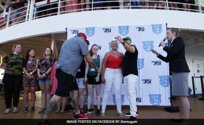 American Singer Sets Selfie World Record With Fans