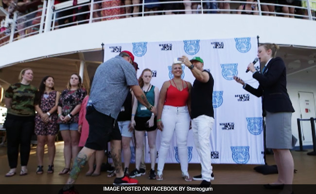 American Singer Sets Selfie World Record With Fans