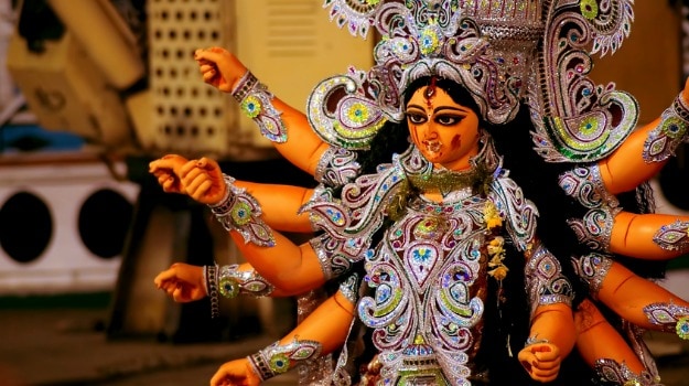 शक्ति की देवी दुर्गा: आखि‍र क्यों दुर्गा को पूजा जाता है शक्ति‍ के स्वरूप में...