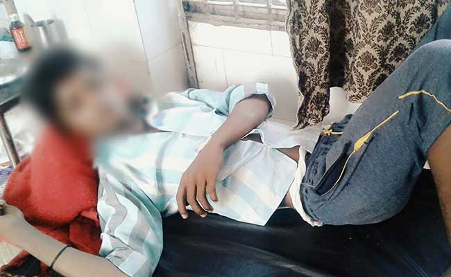 गाजियाबाद : मोबाइल चोरी के शक में दो नाबालिगों समेत चार के गुप्तांग में भर दिया पेट्रोल