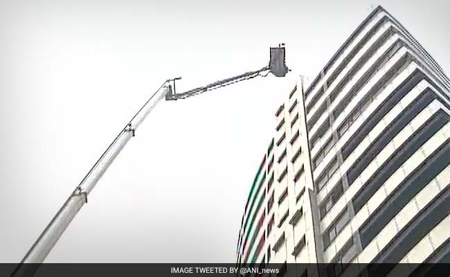 दिल्ली की एक इमारत में आग लगी, ओवन में शॉर्ट सर्किट वजह