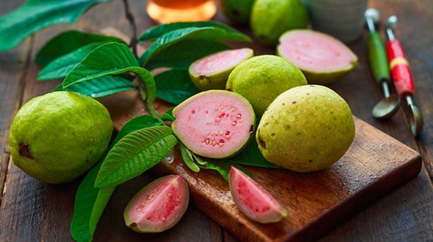 Benefits Of Guava: सर्दियों का सबसे पावरफुल और हेल्दी सुपरफ्रूट है अमरूद, डेली एक खाने से मिलते हैं ये जबरदस्त फायदे