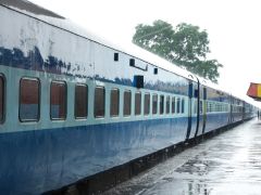 पश्चिम बंगाल : रेल लाइन पर दरार पता चलने के बाद ट्रेन हादसा टला