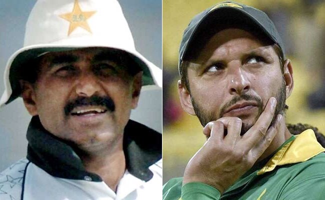 पाकिस्‍तानी क्रिकेटर जावेद मियांदाद और शाहिद अफरीदी के बीच तूतू-मैंमैं