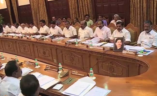 जयललिता की तस्वीर सामने रखकर पनीरसेल्वम ने की कैबिनेट बैठक, सीएम की कुर्सी रही खाली