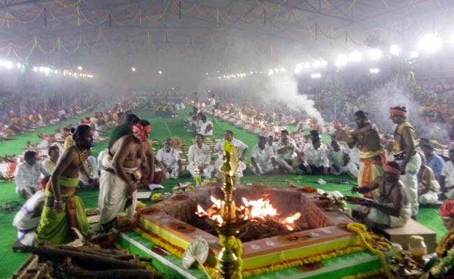 In Yagna For Jayalalithaa, 200 Priests, 3,000 'Devotees' And Free Saris