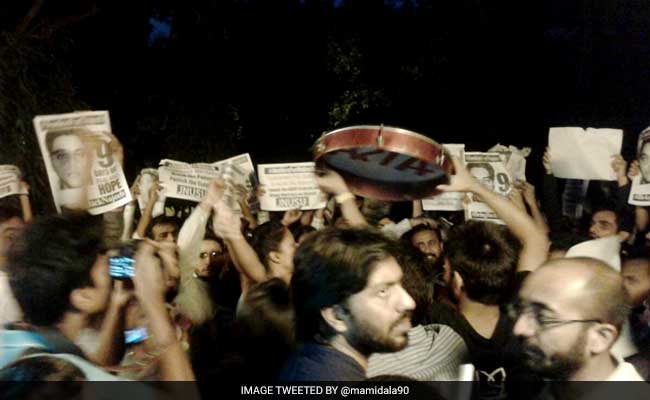 JNU Students Form Human Chain Near Vice-Chancellor's Residence