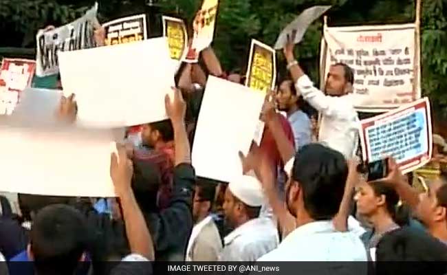 JNU Students Protest Outside Police Headquarters Over Missing Student