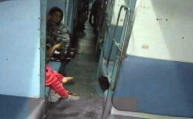 तीन ट्रेनों में लूट : हथियारबंद बदमाश यात्रियों के बैग और मोबाइल लूटकर फरार तीन ट्रेनों में लूट : हथियारबंद बदमाश यात्रियों के बैग और मोबाइल लूटकर फरार