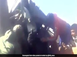 Caught On Camera: Kashmiri Youth Rescue Soldier Trapped Inside Damaged Vehicle Caught On Camera: Kashmiri Youth Rescue Soldier Trapped Inside Damaged Vehicle