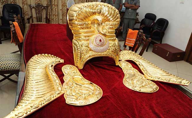 तेलंगाना : मुख्‍यमंत्री ने भद्रकाली मंदिर में 3.7 करोड़ रुपये का सोने का मुकुट चढ़ाया