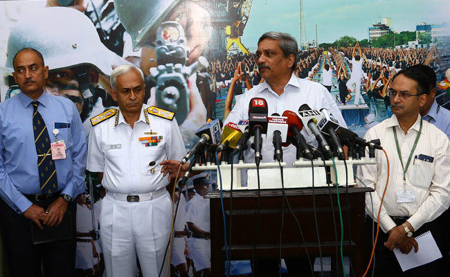 सैन्य अधिकारियों को उनकी बराबरी के प्रशासनिक अधिकारियों से नीचे नहीं लाया जाएगा: पर्रिकर सैन्य अधिकारियों को उनकी बराबरी के प्रशासनिक अधिकारियों से नीचे नहीं लाया जाएगा: पर्रिकर