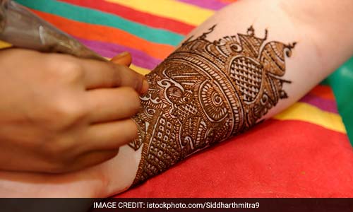 Karwa Chauth 2017: हाथों की बढ़ानी है शोभा तो इन टिप्स से रचाएं मेहंदी