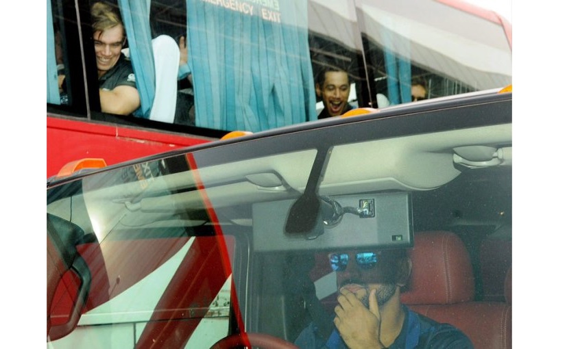 Captain Cool MS Dhoni Driving A Hummer H2 Leaves New Zealand Players Awestruck