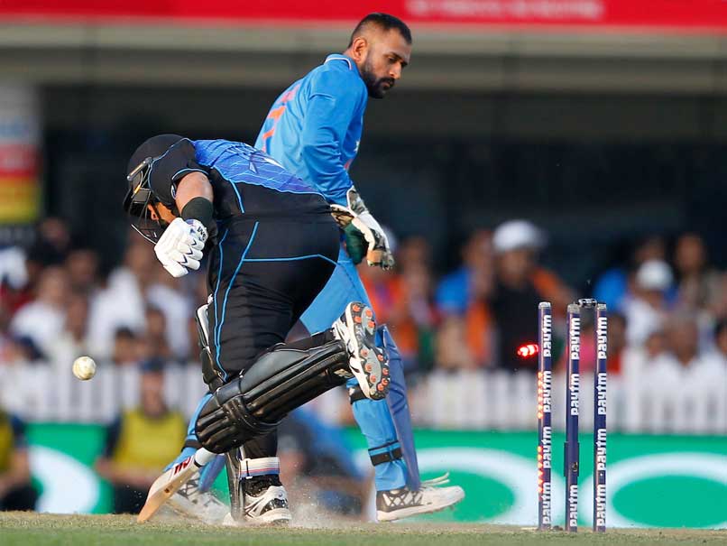 Mahendra Singh Dhoni's Magic Run Out of Ross Taylor Leaves Cricket Fans in Awe