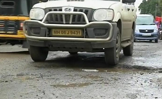 Opposition Backs No Confidence Motion Against BMC Chief Over Potholes Issue