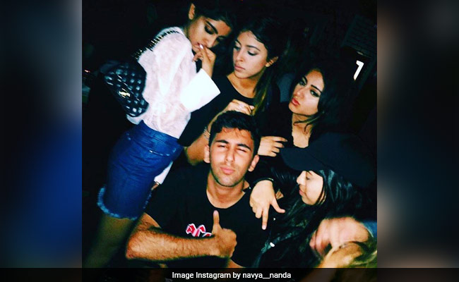अमिताभ बच्चन की नातिन नव्या नवेली नंदा कुछ यूं करती हैं दोस्तों के साथ पार्टी, देखें तस्वीरें