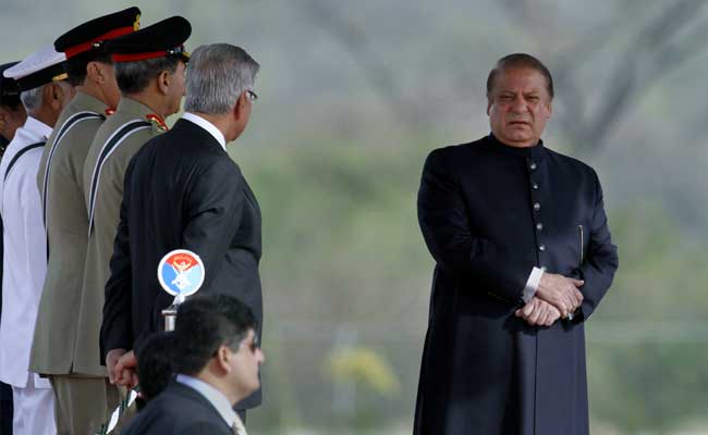 पाकिस्‍तान में सेना-सरकार के बीच अनबन की खबरें : शरीफ के करीबियों ने सेना प्रमुख से की मुलाकात