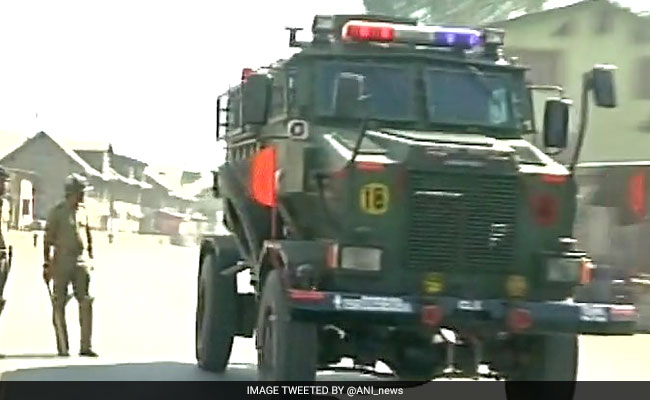कश्मीर : पंपोर में बिल्डिंग पर आतंकी हमला, एक सैनिक घायल | झेलम नदी के जरिए भारत में घुसे थे : सूत्र