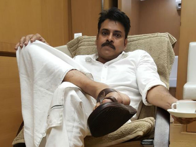 Pawan Kalyan Launches <i>Vedalam</i> Remake on Dussehra