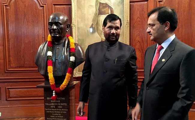 Ram Vilas Paswan Pays Tributes To Sardar Vallabhbhai Patel In UK