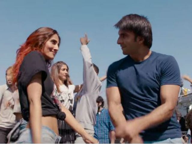 Befikre Dance Off: Ranveer Singh vs Vaani Kapoor in Nashe Si Chadh Gayi