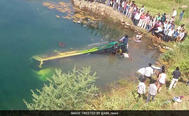 मध्यप्रदेश के रतलाम में पानी से भरे गड्ढे में गिरी बस, 14 यात्रियों की मौत, 17 घायल