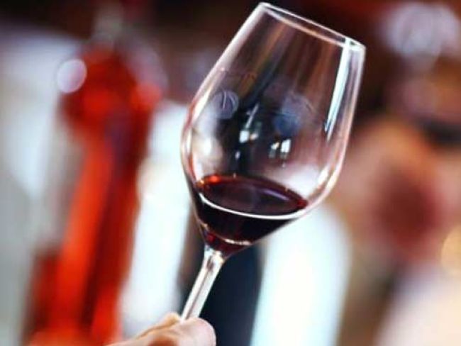 शराब पीने से तेज़ होता है दिमाग, कैंसर और दिल के लिए भी फायदेमंद, जानें कितनी मात्रा है सही