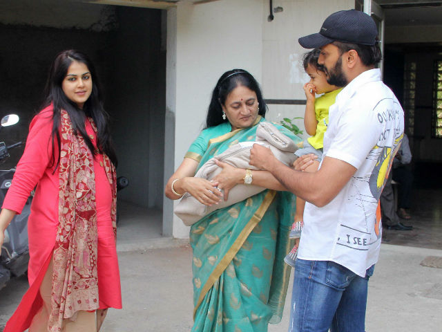 Riteish And Genelia's Sons Are the Stars of Deshmukh Family Pic