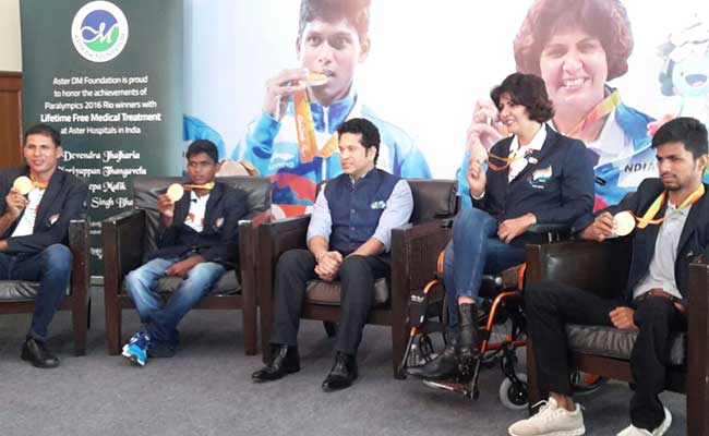 पैरालिंपिक खेलों में इतिहास रचकर लौटे एथलीटों को सचिन तेंदुलकर ने किया सम्मानित