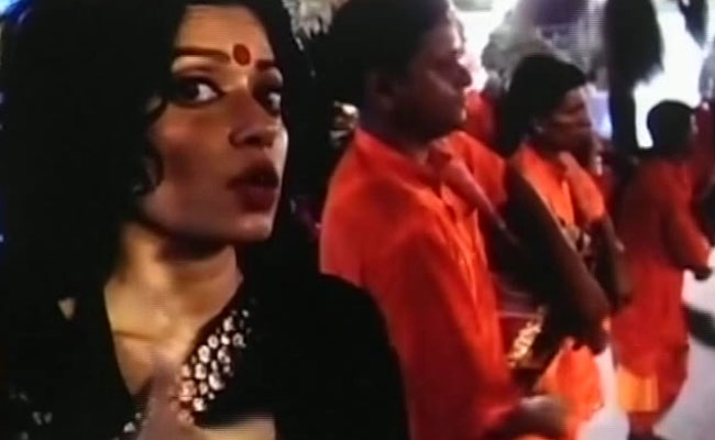 Mumbai Blogger Bids Durga Adieu With <i>Jhalmuri</i> Song