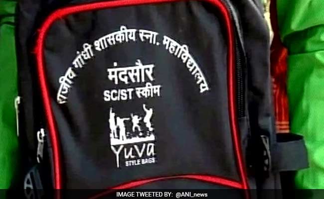 मध्यप्रदेश : मंदसौर के सरकारी कॉलेज ने छात्रों को एससी-एसटी लिखे बैग बांटे, मचा बवाल