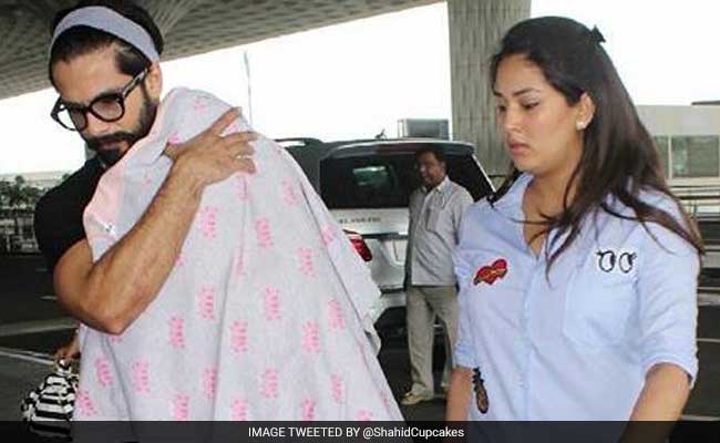 अपनी बेटी मीशा और पत्नी मीरा के साथ एयरपोर्ट पर दिखे शाहिद कपूर, देखें तस्वीरें