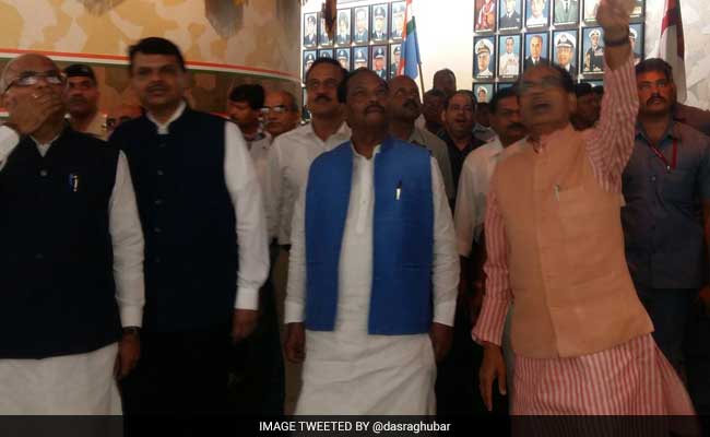 Devendra Fadnavis, Raghuvar Das Pay Homage To Soldiers At Shaurya Smarak