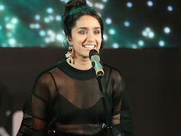 अंकित तिवारी ने की श्रद्धा कपूर की तारीफ, कहा- वह पेशेवर गायिका हैं अंकित तिवारी ने की श्रद्धा कपूर की तारीफ, कहा- वह पेशेवर गायिका हैं