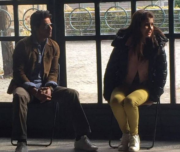 Anushka Sharma Does Not Like Shah Rukh Khan's '<I>Desi</i> Bond' Pic. But Why?