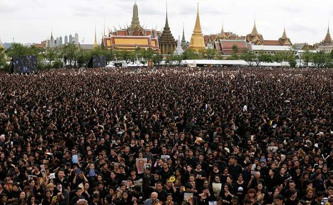 Massive Crowds Sing Royal Tribute To Late Thai King