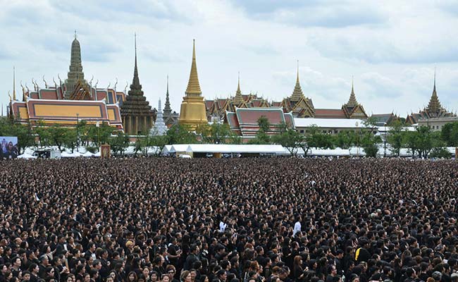 Thais Sing Special Royal Anthem Version To Honor Late King