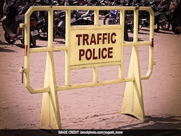 UP पुलिस ने हेलमेट न पहनने पर कार चालक का काटा चालान, सोशल मीडिया पर Challan की कॉपी वायरल UP पुलिस ने हेलमेट न पहनने पर कार चालक का काटा चालान, सोशल मीडिया पर Challan की कॉपी वायरल