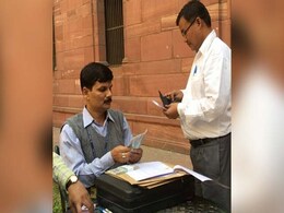 नोटबंदी : नॉर्थ ब्लॉक में कैश काउंटर बनाकर कर्मचारियों को बांटी जा रही है एडवांस सैलरी नोटबंदी : नॉर्थ ब्लॉक में कैश काउंटर बनाकर कर्मचारियों को बांटी जा रही है एडवांस सैलरी