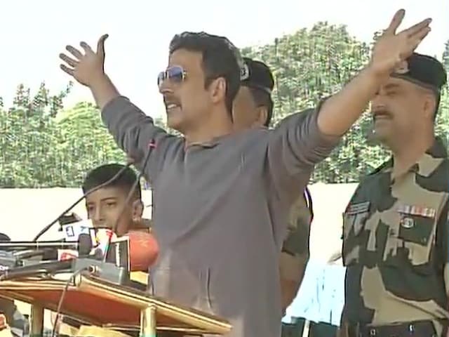 Akshay Kumar Meets BSF Soldiers, Pays Tribute to Country's 'Real Heroes'