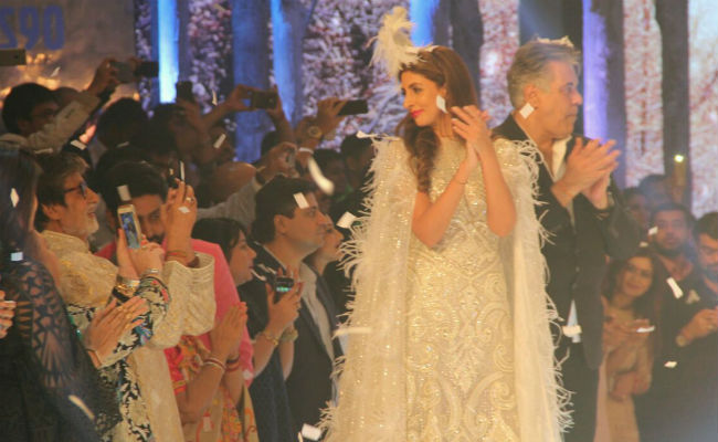 PICS: रैंप पर उतरीं श्वेता नंदा, अमिताभ बच्चन ने मोबाइल में कैद किए सुनहरे पल...