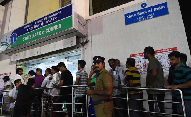 नोटबंदी के एक हफ्ते बाद भी लोगों को राहत नहीं, ATM के बाहर रातभर भी लाइनों में लग रहे लोग